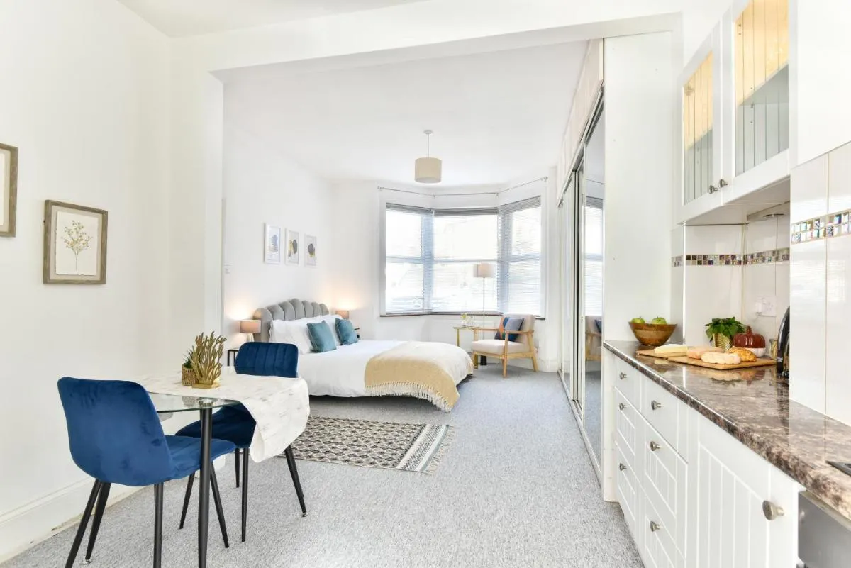 Image 4 of Ground Floor En-Suite Room with a Private Kitchen and Parking in a 5-Bedroom House at Hanwell