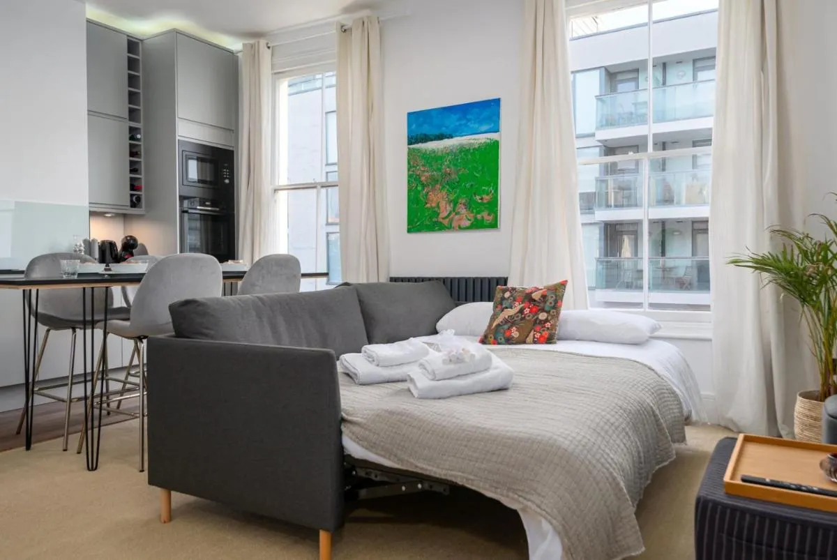 Image 3 of GuestReady – Luxury Central London Retreat