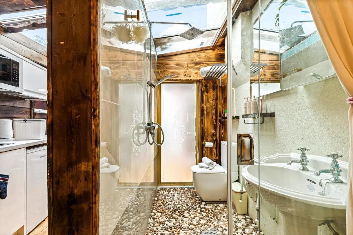 Image 3 of Guest suite with hot tub and sauna