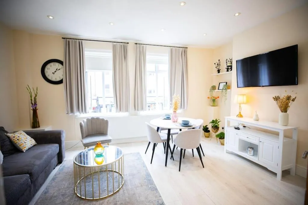 Image 3 of Hammersmith Apollo 1 Bedroom Apartment