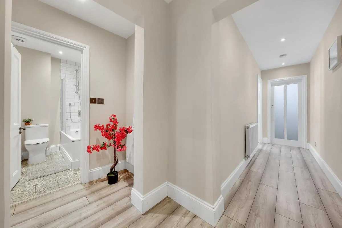 Image 3 of Hammersmith Flat 2 Bedrooms LGF