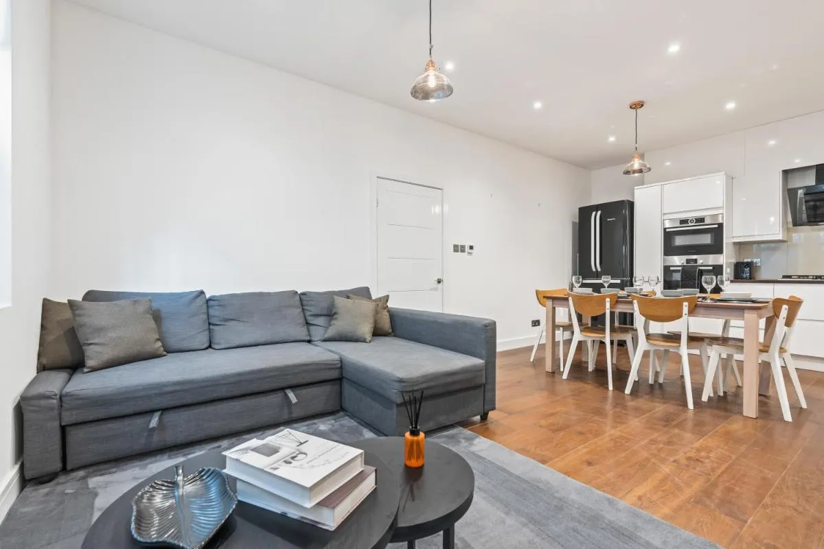 Image 2 of Hammersmith – Large 2 Bed Flat – Close to London Olympia, Westfield and Eventim Apollo, Sleeps 6