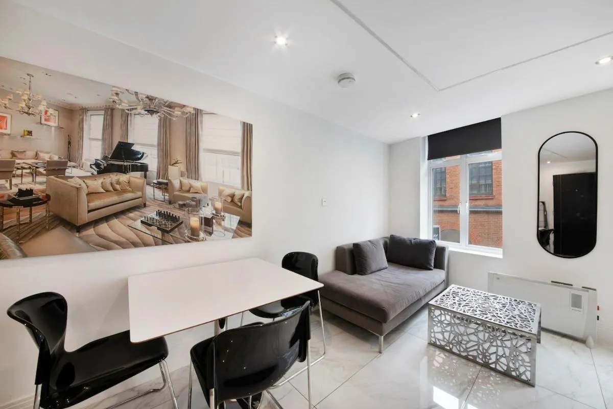 Image 5 of Hanway Street First Floor Flat Sleeps 4