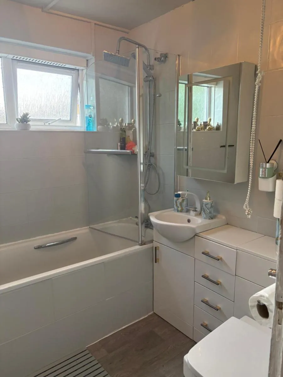 Image 3 of Happy Place with kitchenette- female only