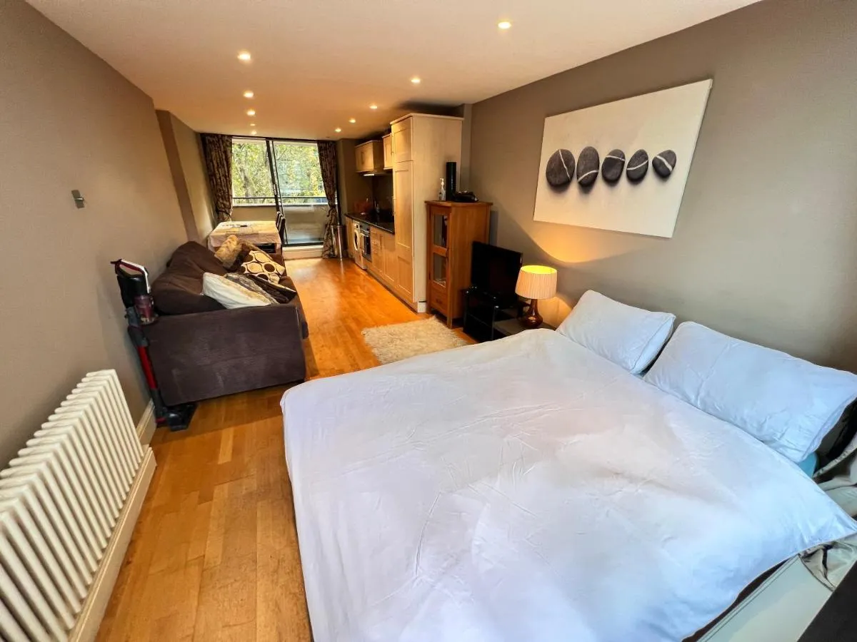 Image 4 of Happy River Thames View Entire Apartment