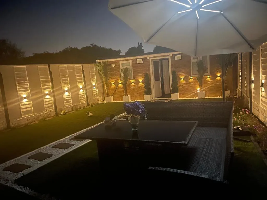 Image 1 of Heathrow Airport Stay, North Avenue – Free Parking