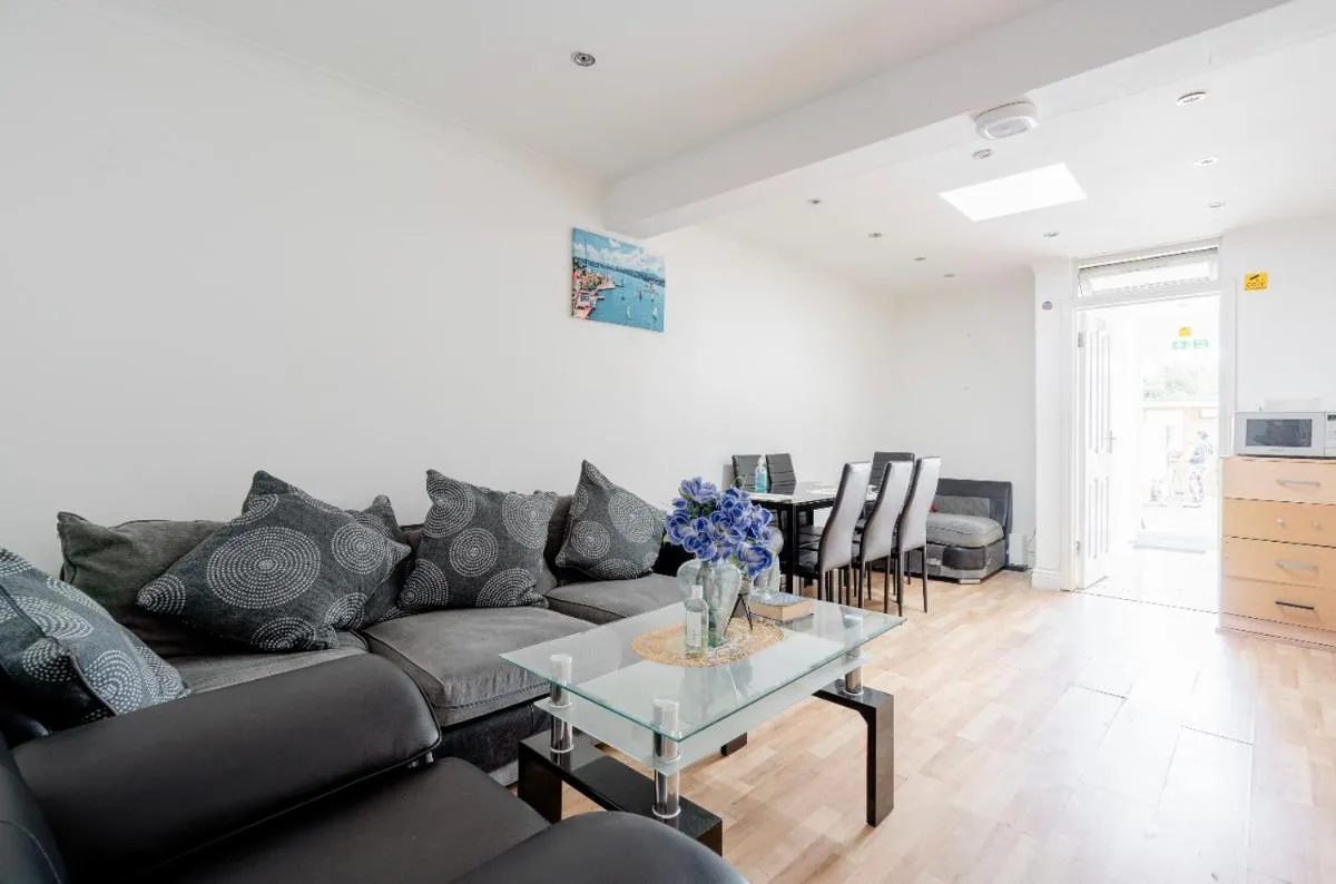 Image 3 of Heathrow Airport Stay, North Avenue – Free Parking