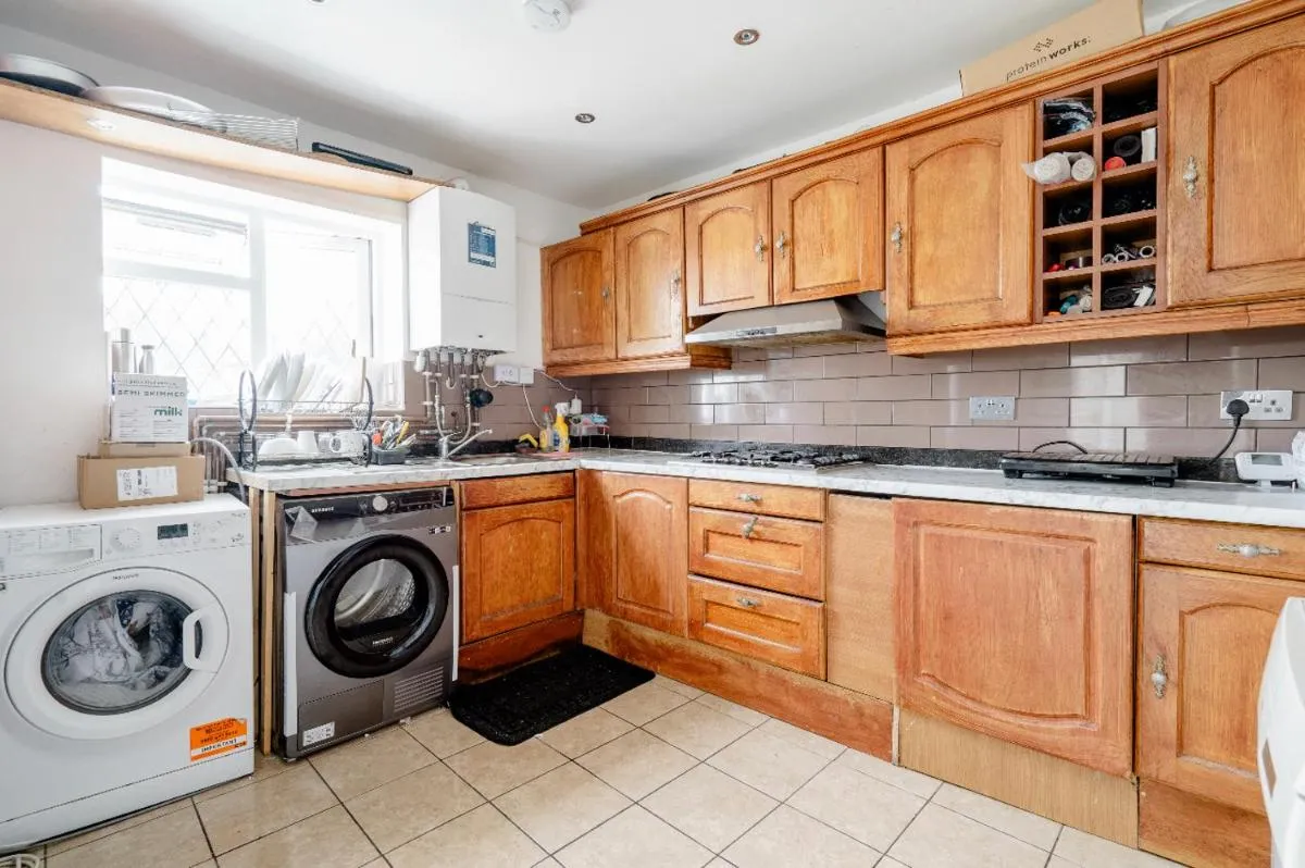Image 4 of Heathrow Airport Stay, North Avenue – Free Parking