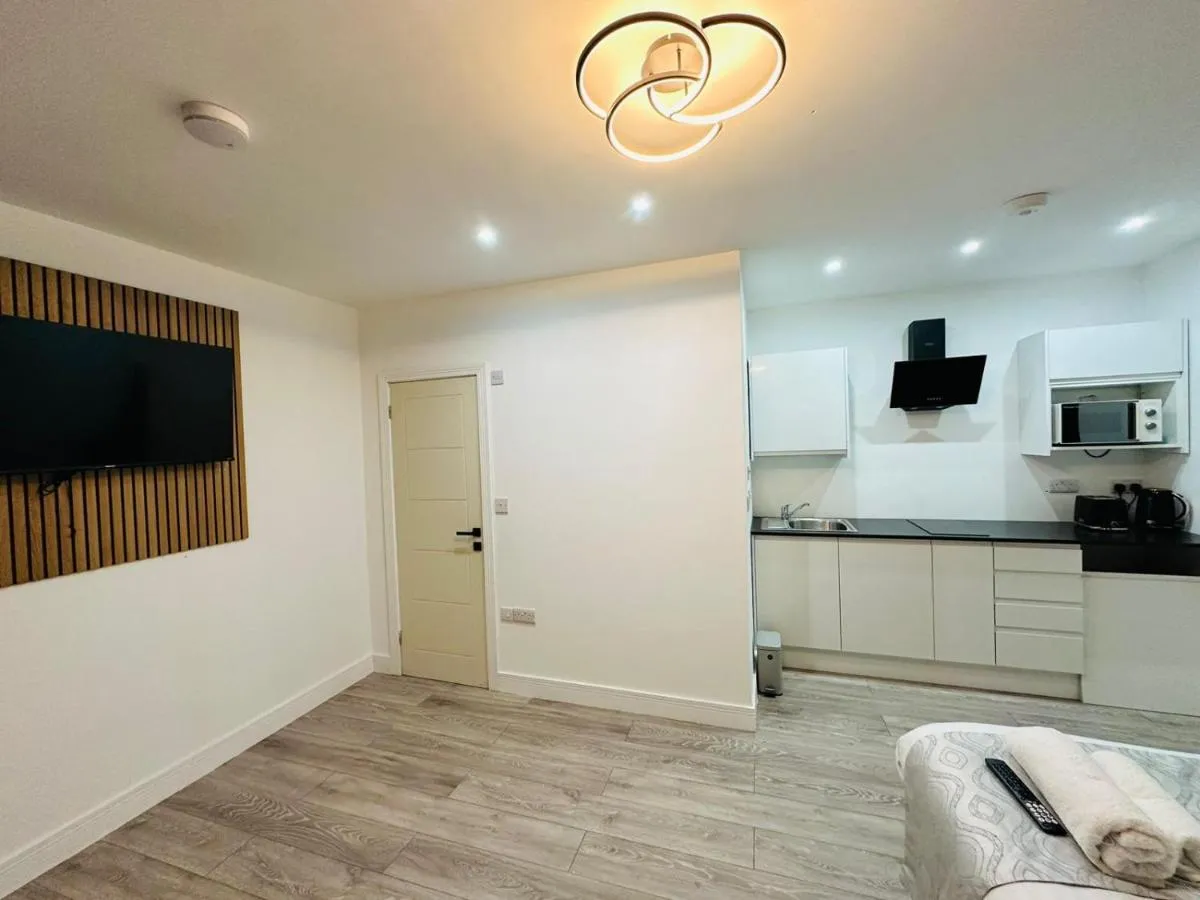 Image 3 of Heathrow Lodge Ltd