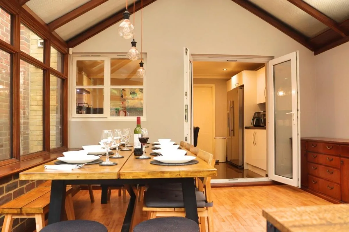 Image 3 of Heathrow Modern House with Parking & Fast WiFi