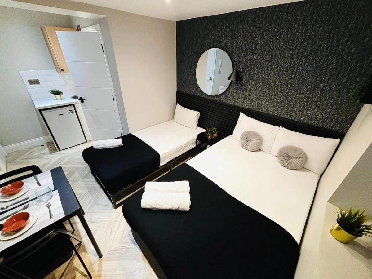 Image 3 of Heathrow airport studios