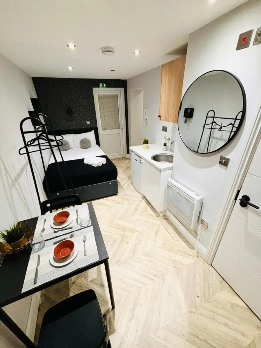 Image 4 of Heathrow airport studios