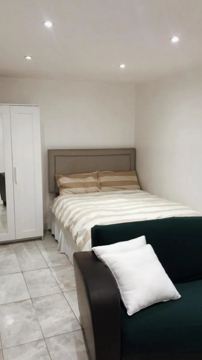 Image 5 of Hendon Basement Studio