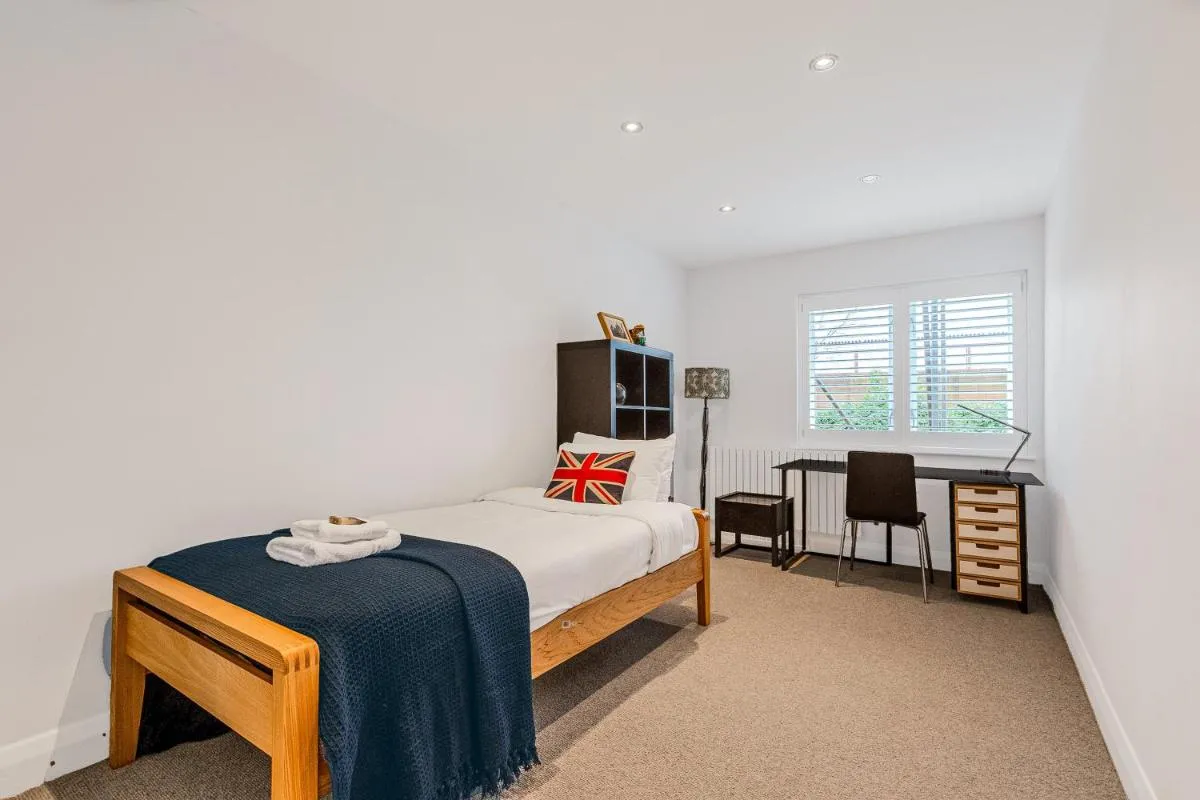 Image 3 of Hidden treasure 2 BR ground floor apt, Brentford