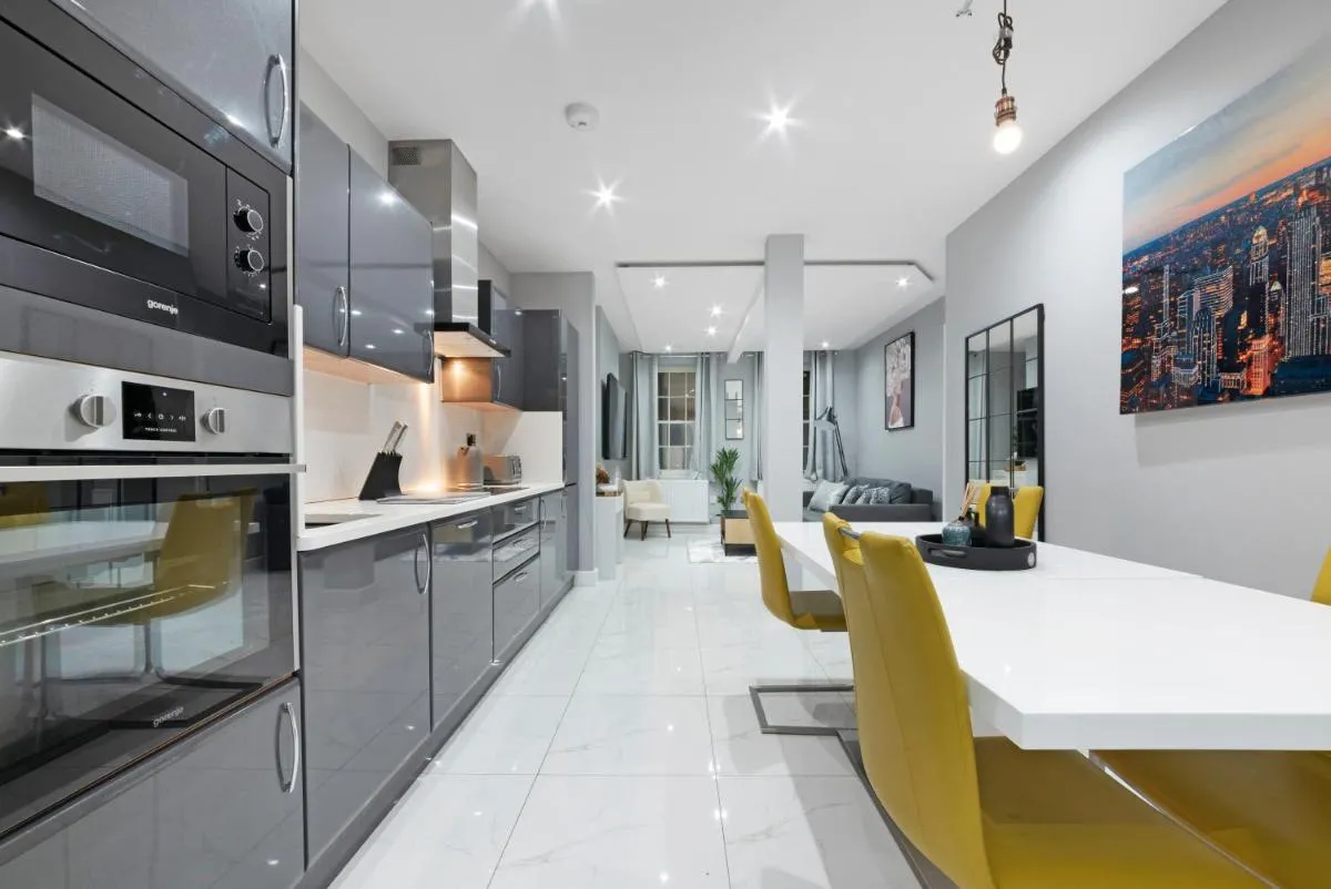 Image 4 of High Ceiling Modern Apartment Heart of Central London
