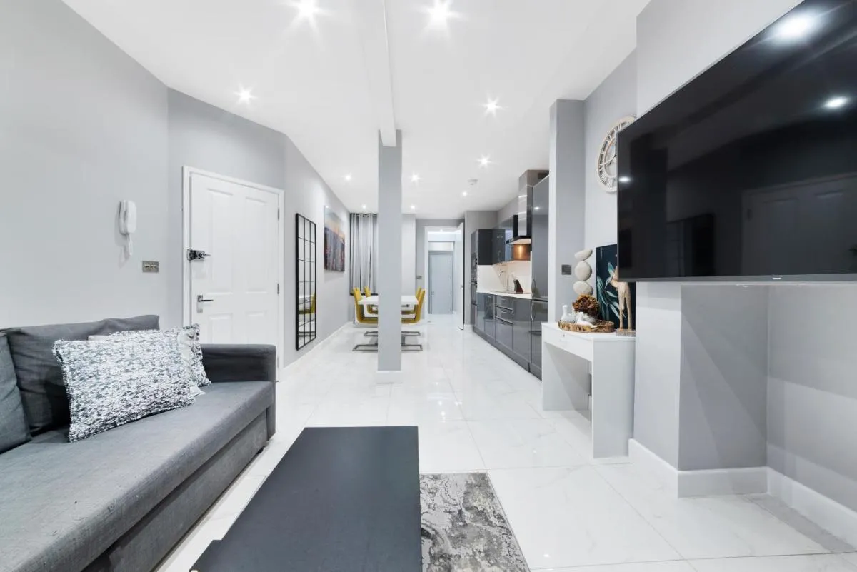 Image 5 of High Ceiling Modern Apartment Heart of Central London
