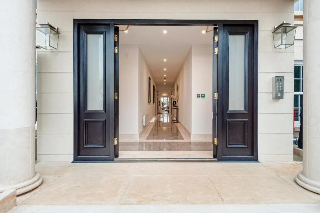 High End 1 BR Apt, 2 Beds Desirable Chigwell CHCL F3