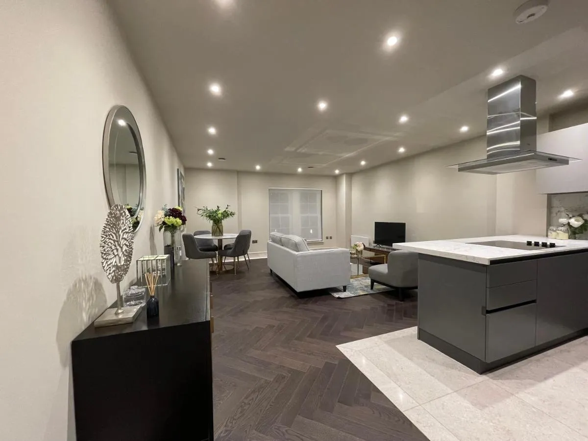 Image 4 of High End 1 BR Apt, 2 Beds Desirable Chigwell CHCL F3
