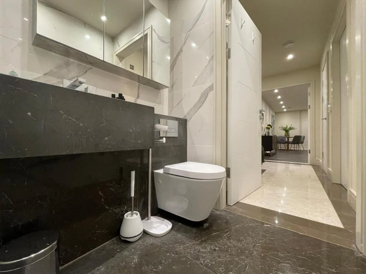 Image 3 of High End 1 BR Apt, 2 Beds Desirable Chigwell CHCL F3