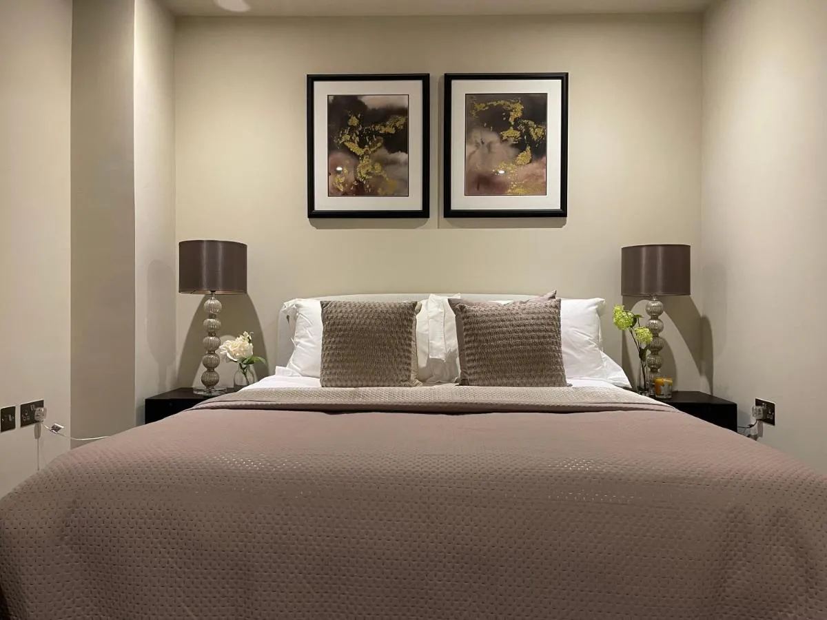 Image 2 of High End 1 BR Apt, 2 Beds Desirable Chigwell CHCL F3