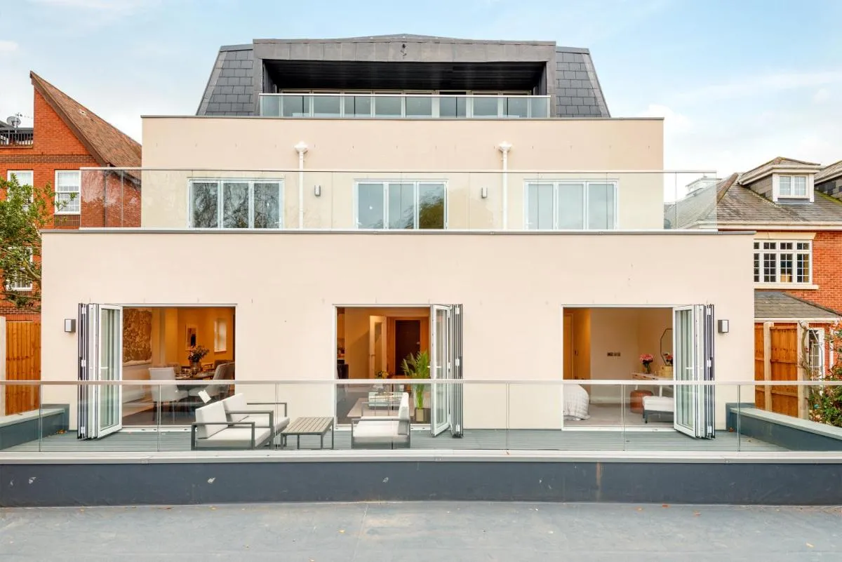 Image 5 of High End 1 BR Apt, 2 Beds Desirable Chigwell CHCL F3