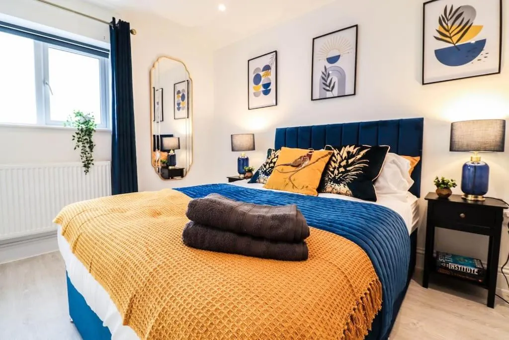 Image 2 of High End London Flat Close to Station – 10mins to Central London
