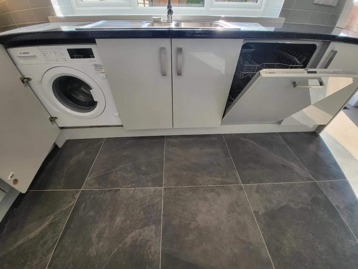 Image 4 of High Spec Large 6 Bedroom House!
