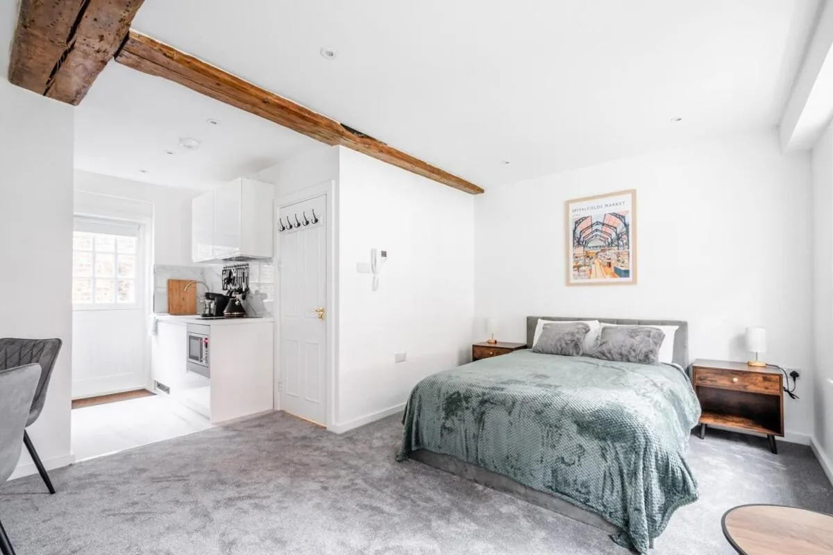 Image 4 of Historic Flat by Liverpool Street