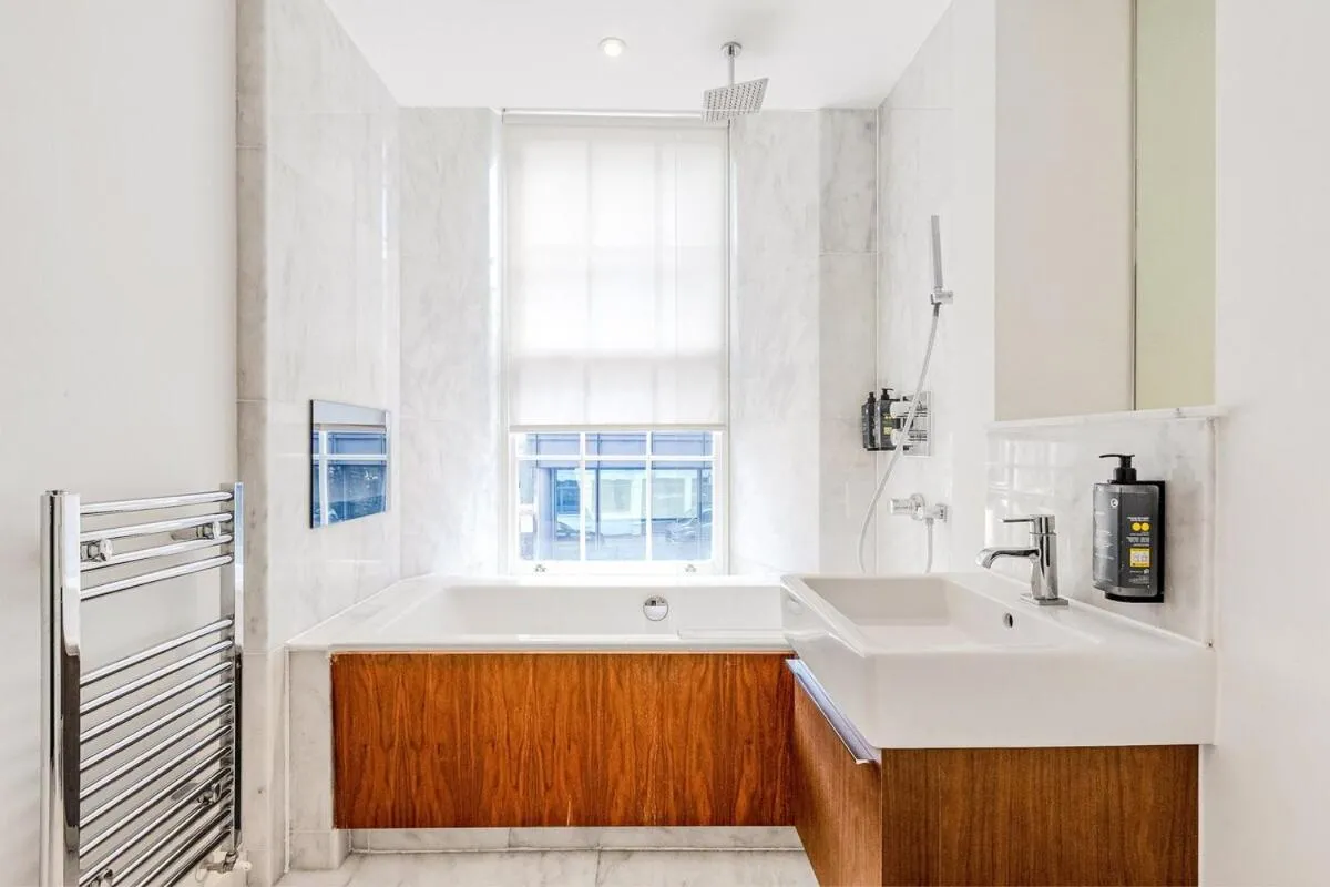 Image 3 of Holborn Modern Flat
