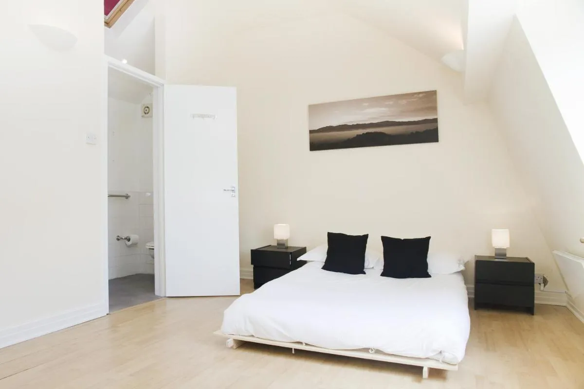 Image 3 of Holiday Lets London K