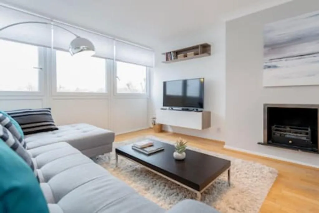 Image 1 of Holland Park 2 Bed Flat by BaseToGo