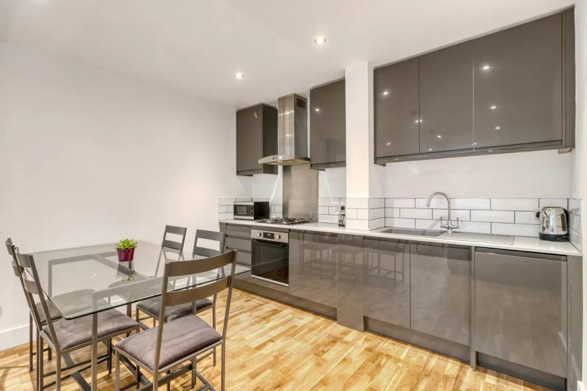Image 4 of Holland Park Apartment