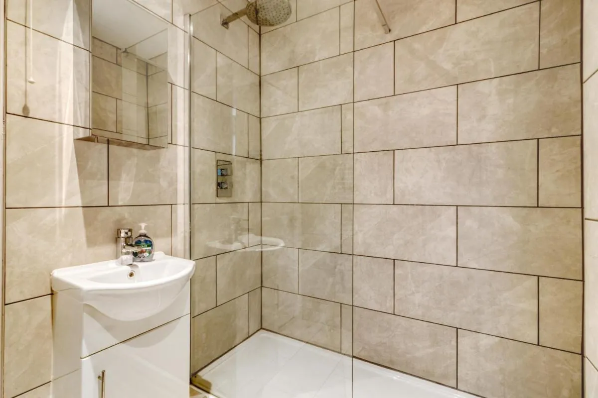 Image 3 of Holland Park Apartment