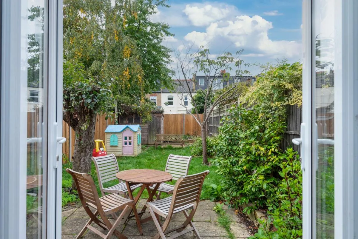Image 3 of House, Sleeps 6, Close to Raynes Park Station
