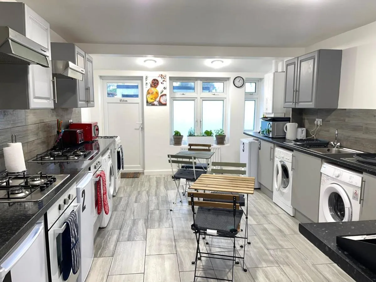 Image 4 of House – Sleeps 10 – Garden – Parking