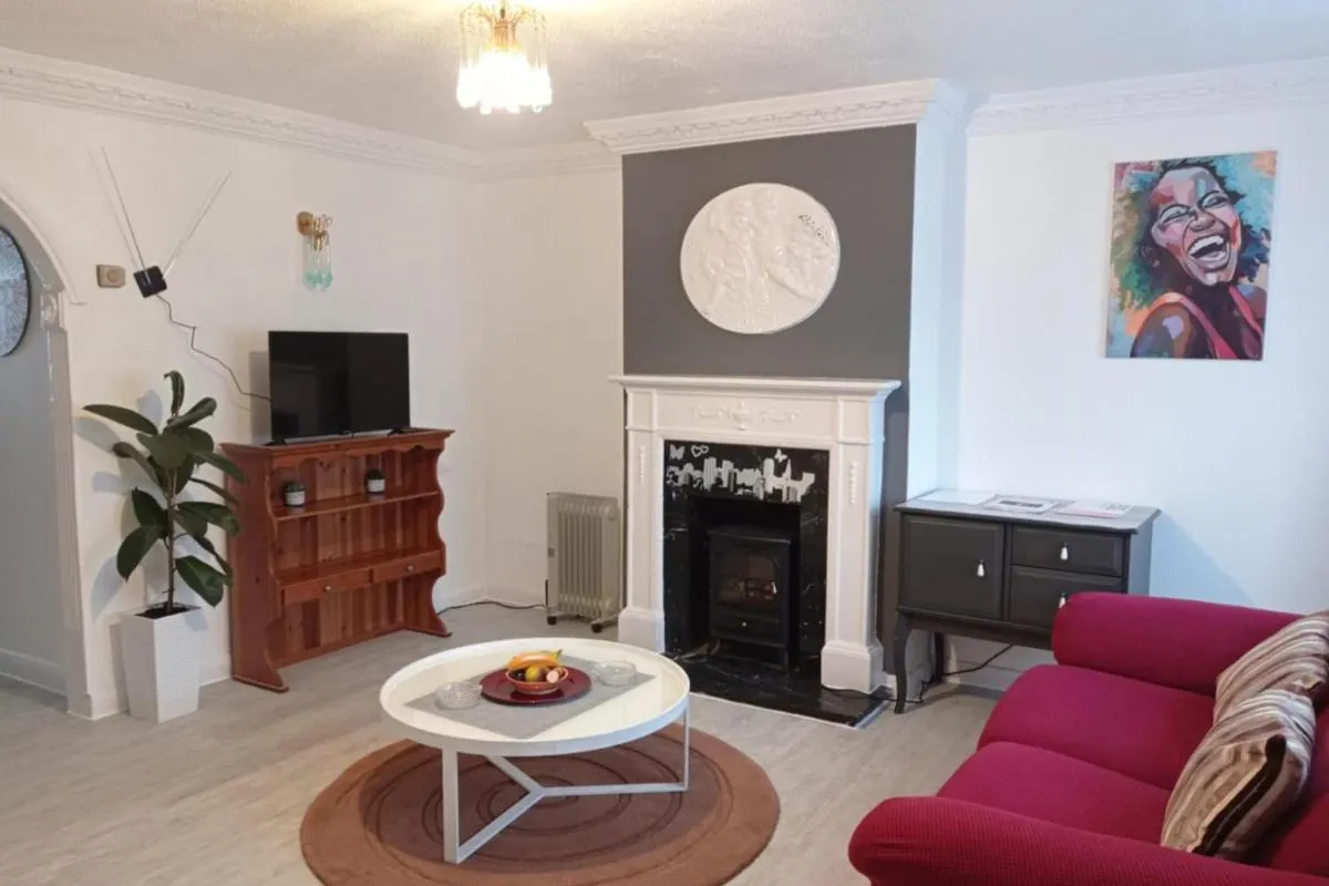 Image 5 of House – Sleeps 8 – Garden – Parking