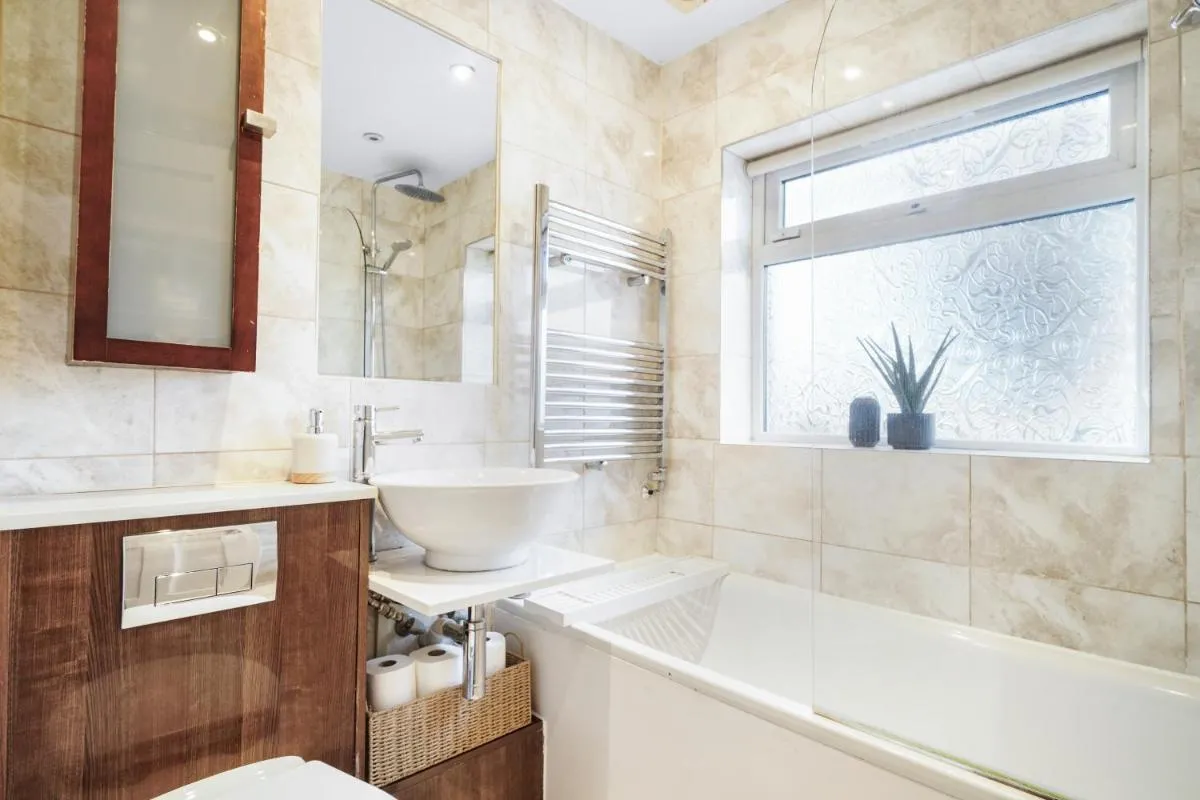 Image 3 of Hububb Luxury Eastcote