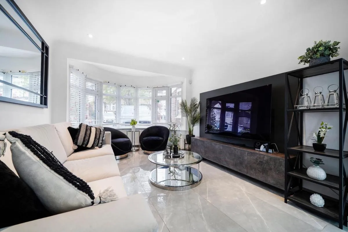 Image 5 of Hububb Luxury Eastcote