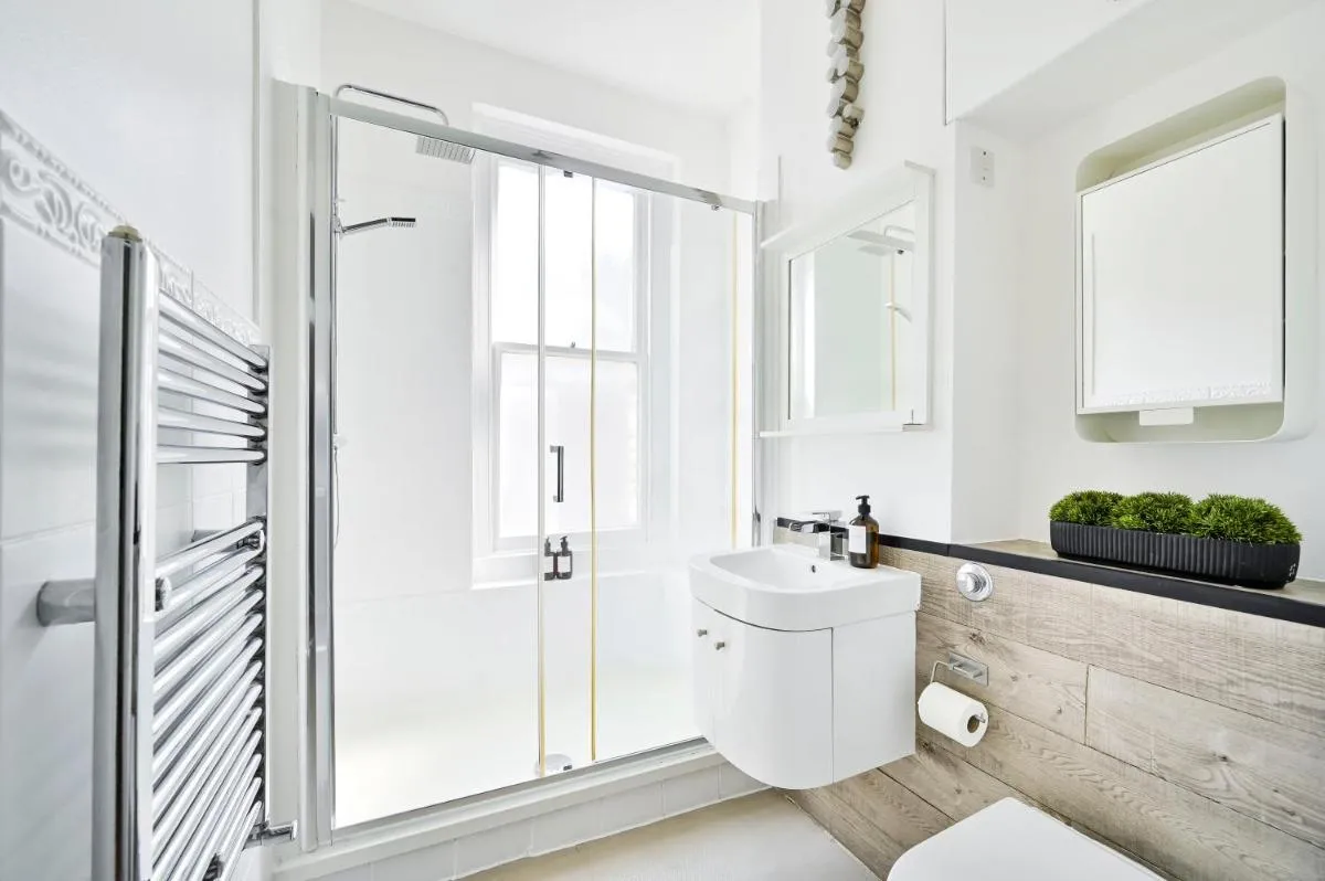 Image 3 of Huge 2 Bedrooms 3 Beds! Covent GDN 3 min to subway