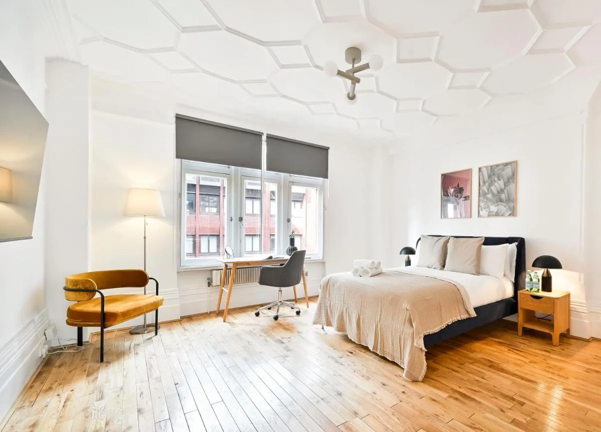 Image 2 of Huge 2 Bedrooms 3 Beds! Covent GDN 3 min to subway