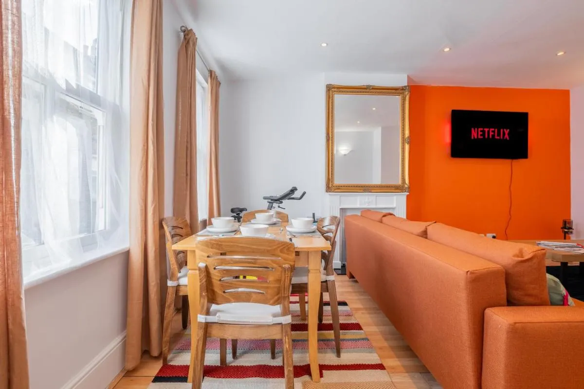 Image 5 of Huge 4 BR, 30s to Tube, 3 Bath & Gym Gear