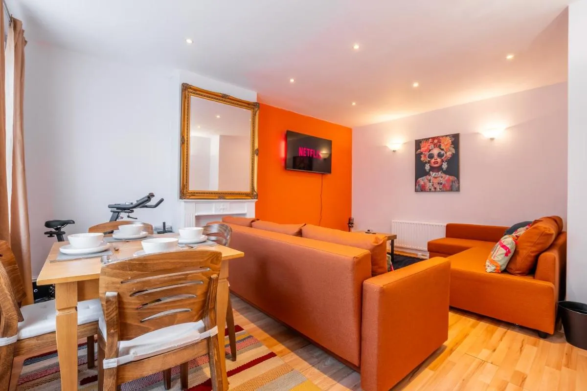 Image 4 of Huge 4 BR, 30s to Tube, 3 Bath & Gym Gear