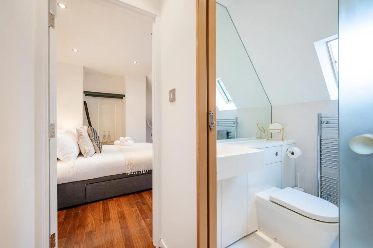 Image 3 of Huge & Central 3 Bedr, 4 Beds, Covent Gdn