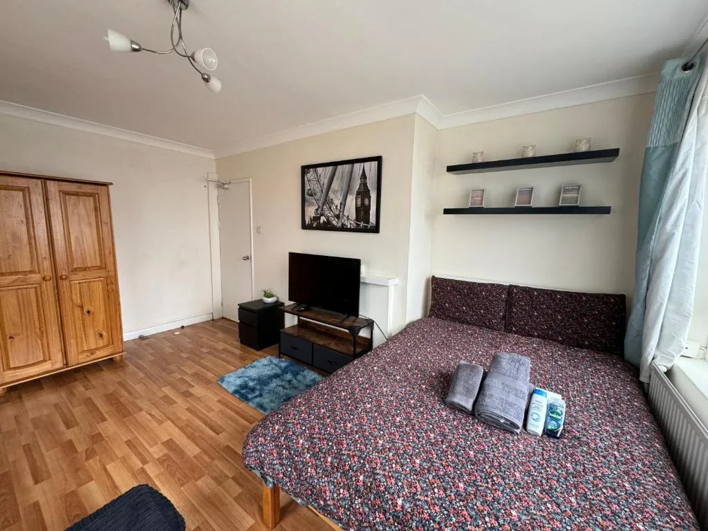 Image 1 of Huge and affordable 3 bedroom flat in Hammersmith for 7 people with welcome breakfast