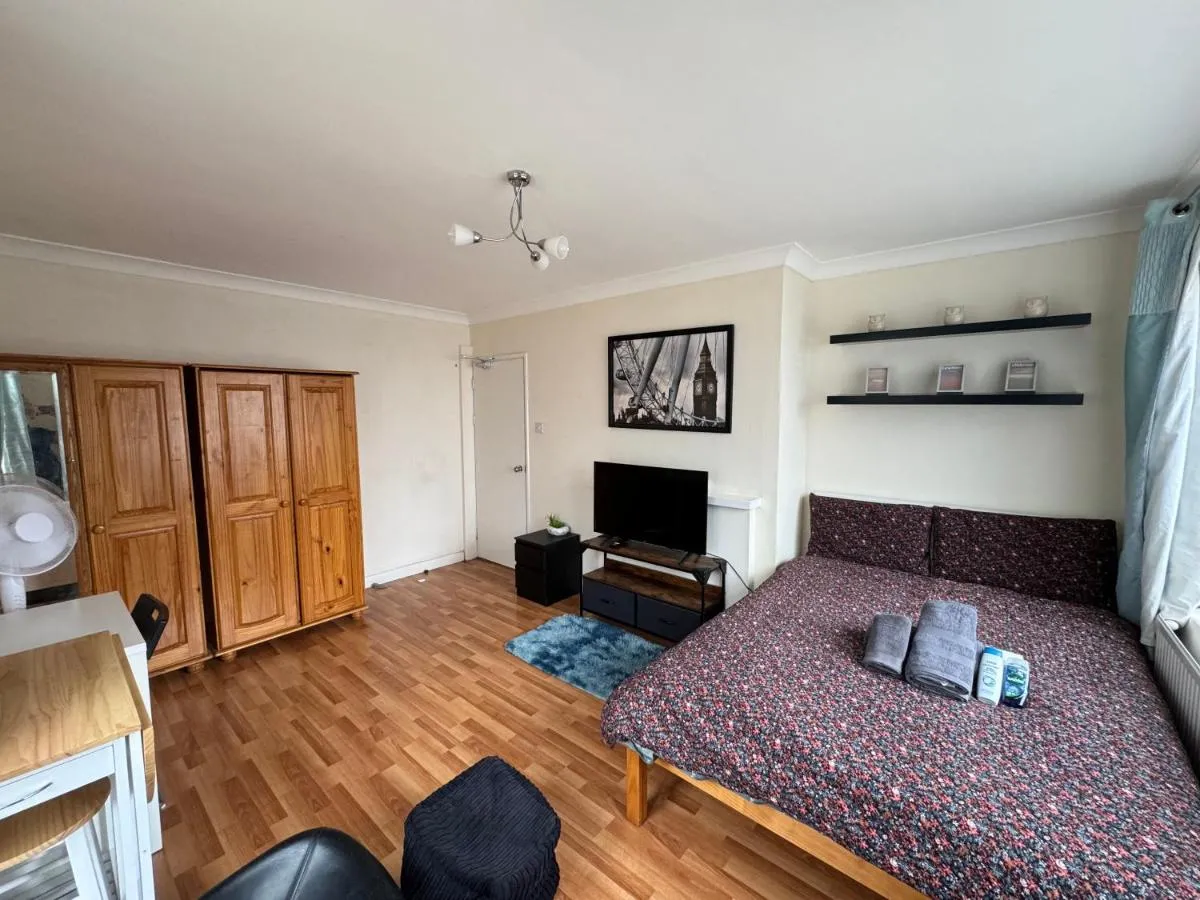 Image 3 of Huge and affordable 3 bedroom flat in Hammersmith for 7 people with welcome breakfast
