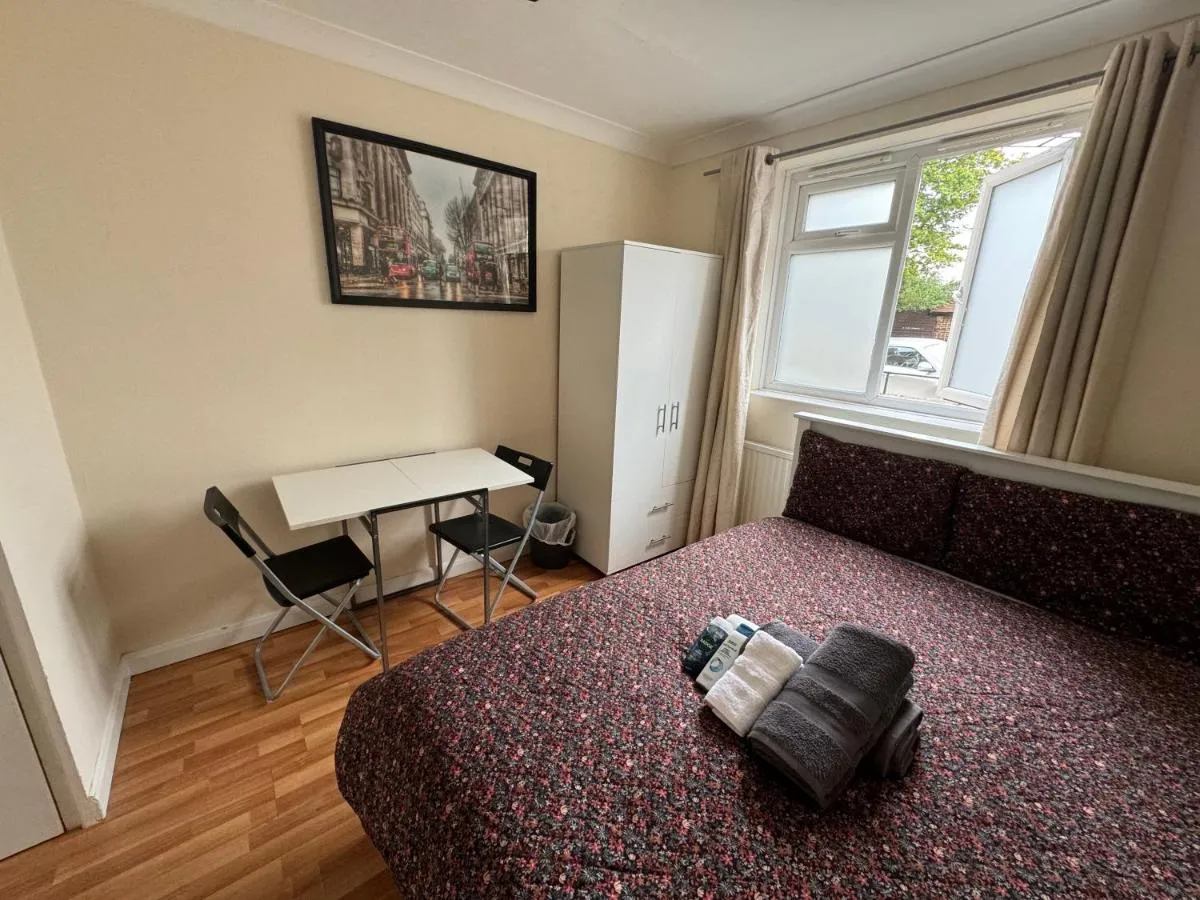 Image 2 of Huge and affordable 3 bedroom flat in Hammersmith for 7 people with welcome breakfast