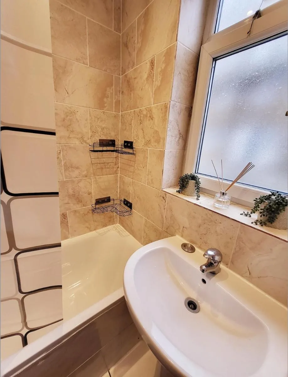 Image 4 of Huge and affordable 3 bedroom flat in Hammersmith for 7 people with welcome breakfast