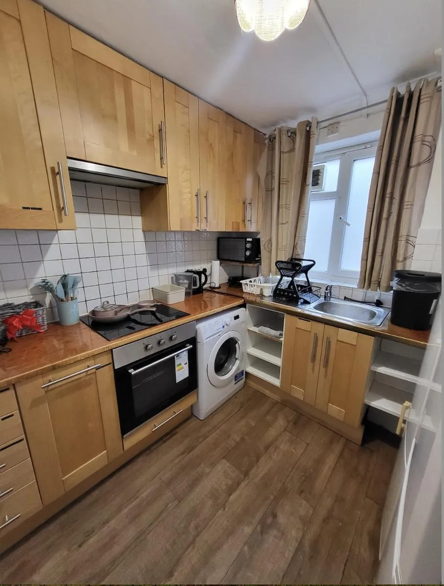 Image 5 of Huge and affordable 3 bedroom flat in Hammersmith for 7 people with welcome breakfast