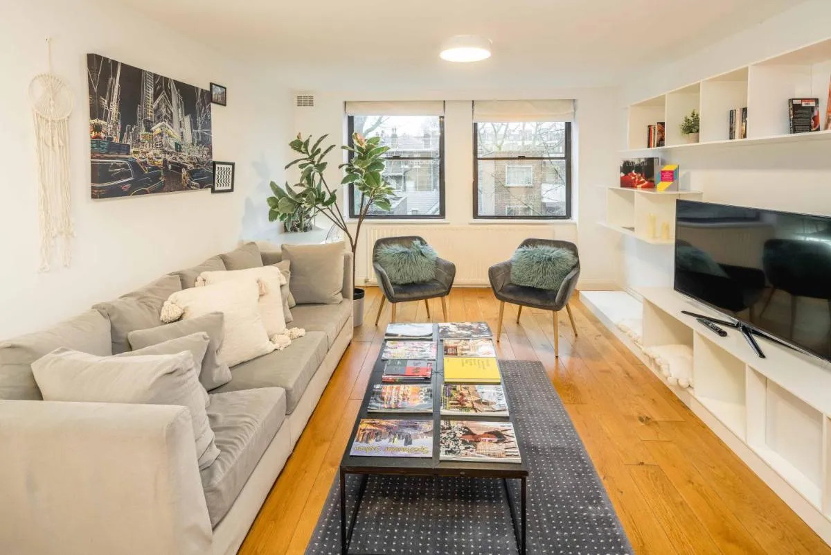 Image 5 of Hyde Park,3 min walk,Family home! 2 Bedrooms & 2 Bathrooms Apartment! Fantastic Location