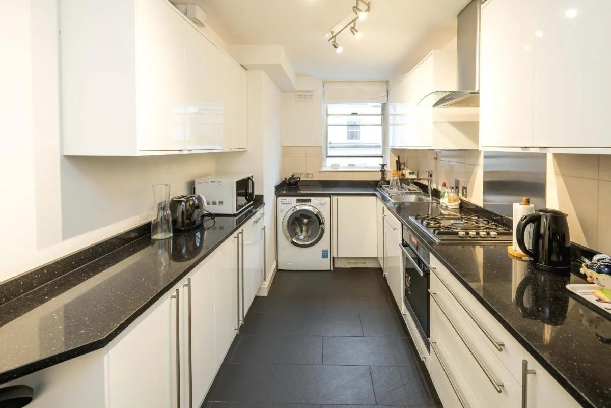 Image 4 of Hyde Park,3 min walk,Family home! 2 Bedrooms & 2 Bathrooms Apartment! Fantastic Location